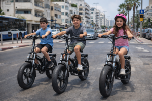 ילדים רוכבים על אופניים חשמליים